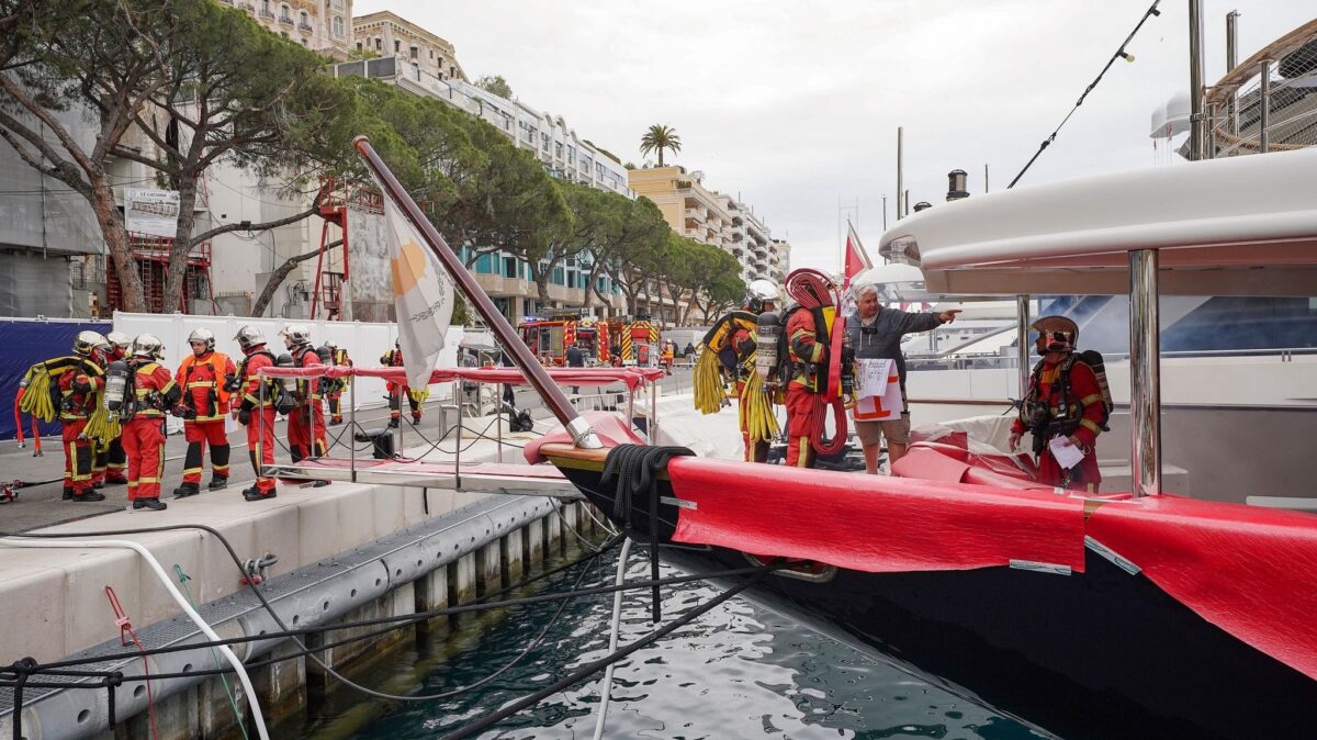 I vigili del fuoco di Monaco si mobilitano per domare l'incendio a bordo dello yacht di Sir Stelios © Monaco Info via Facebook