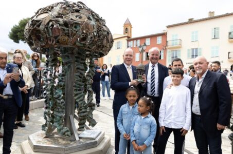 Le Prince Albert II inaugure la statue la Méduse des Voyageurs