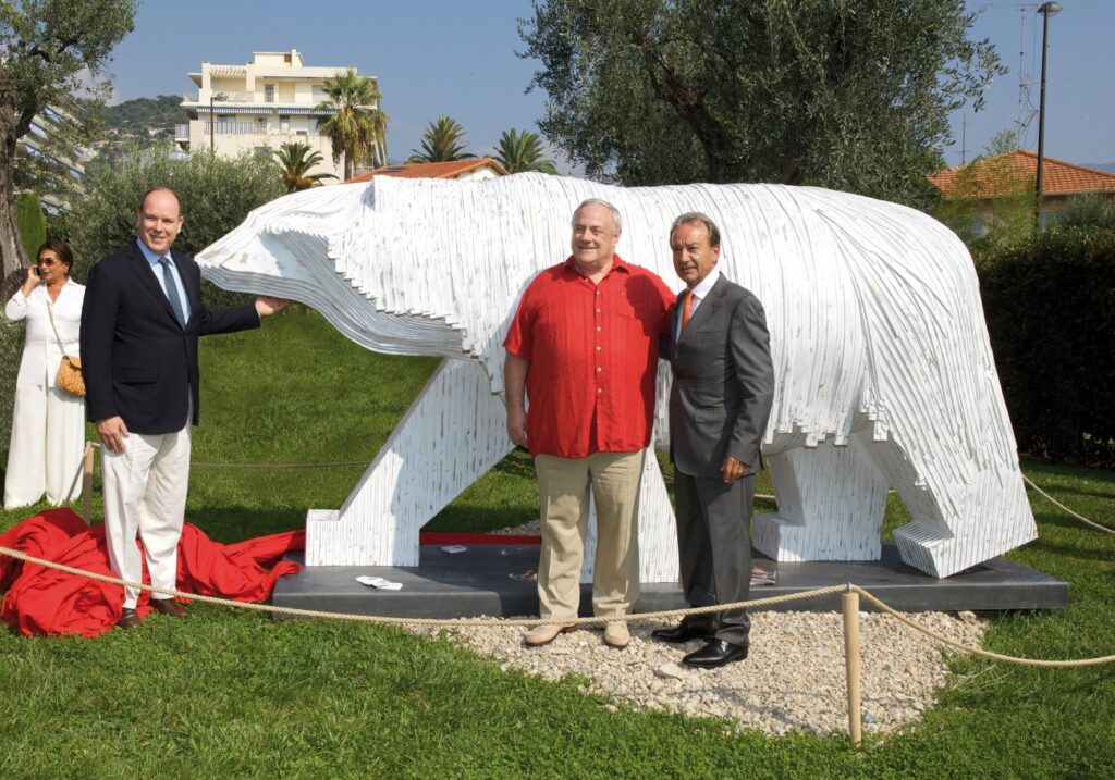Князь Альбер II и Матео Морнар перед скульптурой «Белый медведь»
