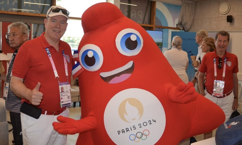 Prince Albert II with the official Olympic mascot © Stéphan Maggi : COM 2