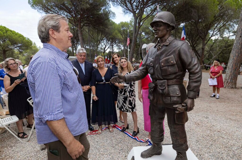 statue-Robert-Frederick-commemoration-debarquement