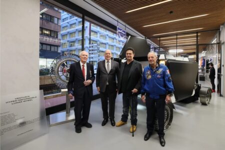 Le Prince Albert II de Monaco, le Commandant d’Apollo 15 David Scott et l'astronaute Jean-François Clervoy en visite chez Venturi Space