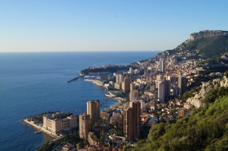 monaco-lgbt-droits-jeune-harcelement