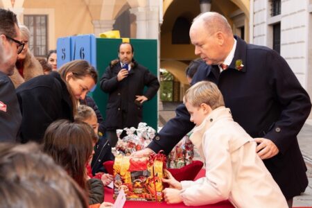 Le Prince Albert II distribution cadeaux