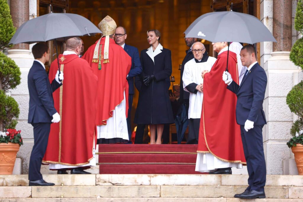 messe-pontificale-couple-princier